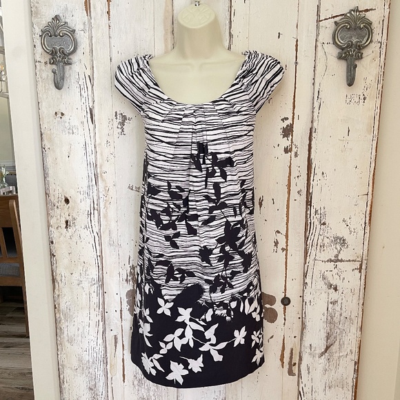 BCBG Maxazria Sz Small Womans Black White Floral Cotton Blend Casual Shift Dress - Picture 2 of 9